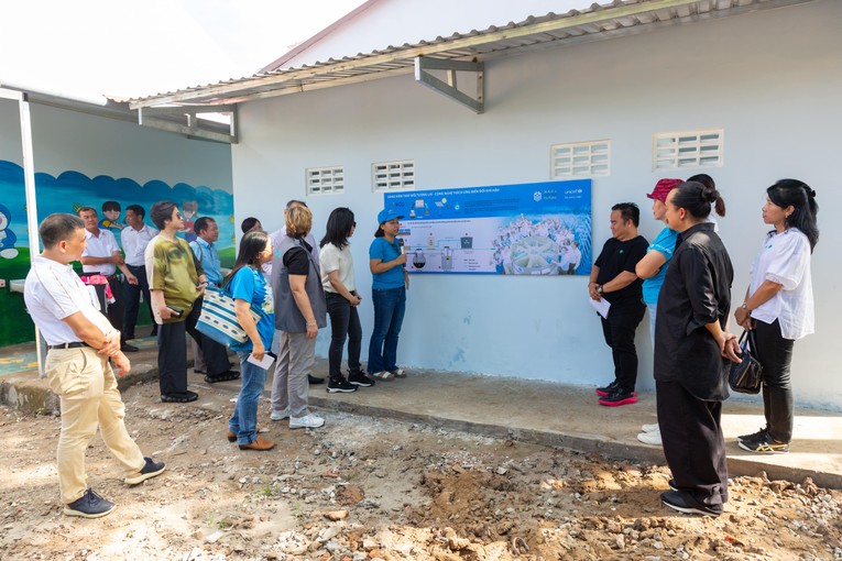 Đại diện Masterise Group v&agrave; UNICEF trong buổi b&agrave;n giao nh&agrave; vệ sinh kh&ocirc;ng ph&aacute;t thải tại trường Tiểu học Long Ph&uacute; C. Ảnh: UNICEF Việt Nam