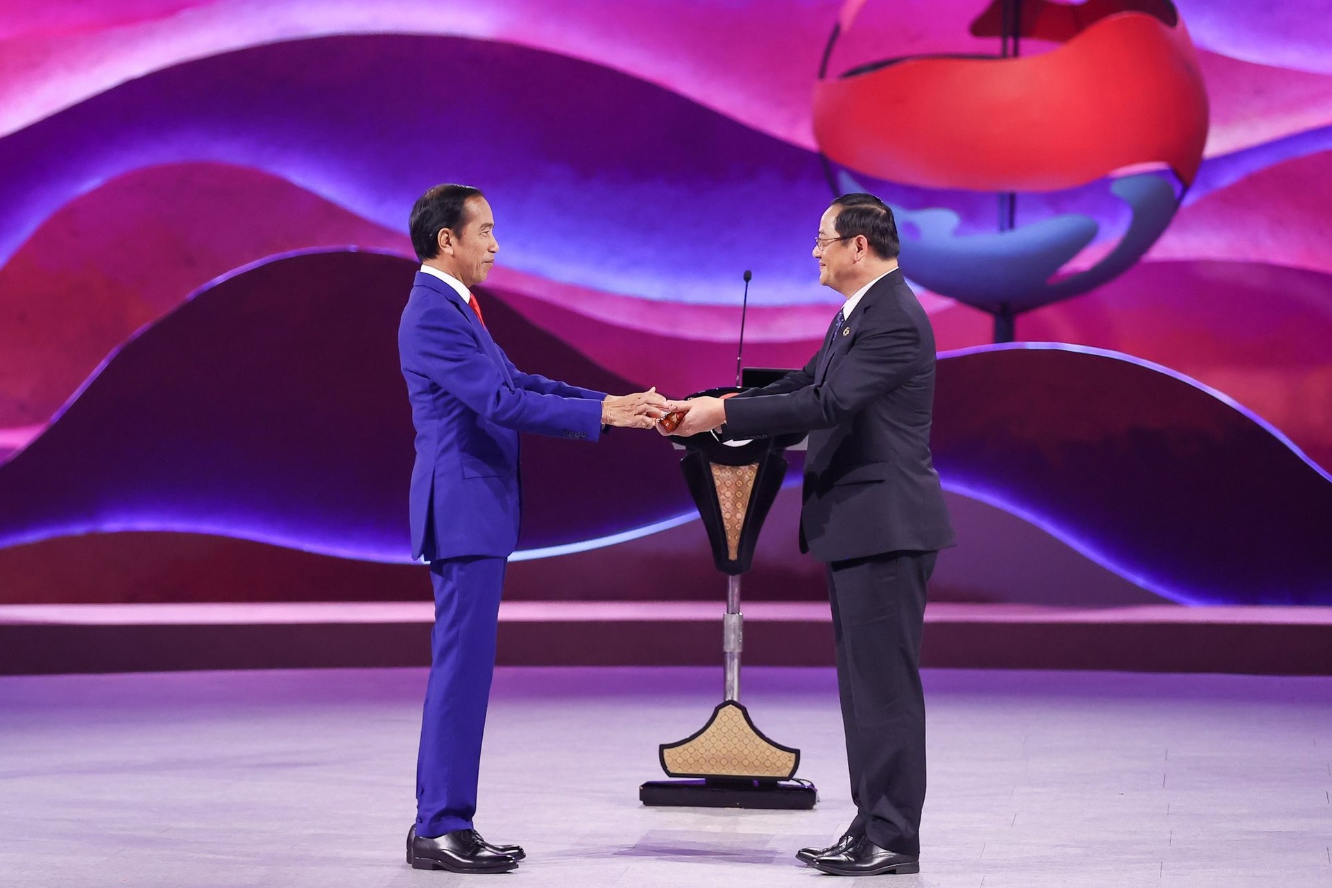 Tổng thống Indonesia Joko Widodo trao chiếc b&uacute;a Chủ tịch lu&acirc;n phi&ecirc;n ASEAN 44 cho Phiên bản chính thức của 555Win L&agrave;o Sonexay Siphandone, tại Jakarta, Indonesia, ng&agrave;y 7/9/2023. Ảnh: VGP