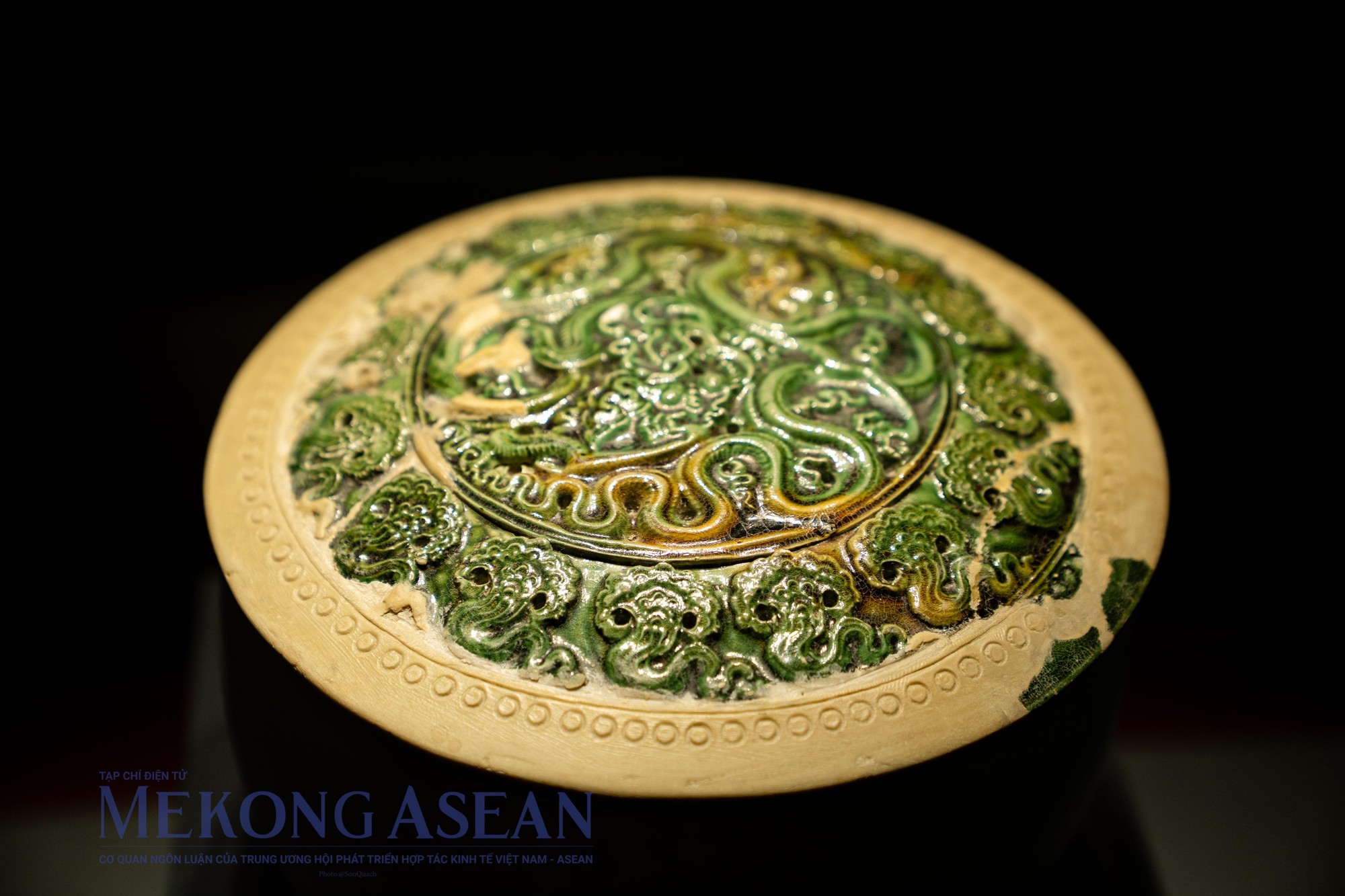 Rồng thời L&yacute; tr&ecirc;n một hiện vật kh&ocirc;ng c&ograve;n nguy&ecirc;n vẹn ph&aacute;t hiện tại Ho&agrave;ng Th&agrave;nh Thăng Long c&oacute; th&acirc;n tr&ograve;n lẳn, kh&aacute; d&agrave;i, kh&ocirc;ng c&oacute; vẩy, uốn kh&uacute;c mềm mại v&agrave; thon d&agrave;i từ đầu đến ch&acirc;n, kh&aacute; thanh tho&aacute;t.