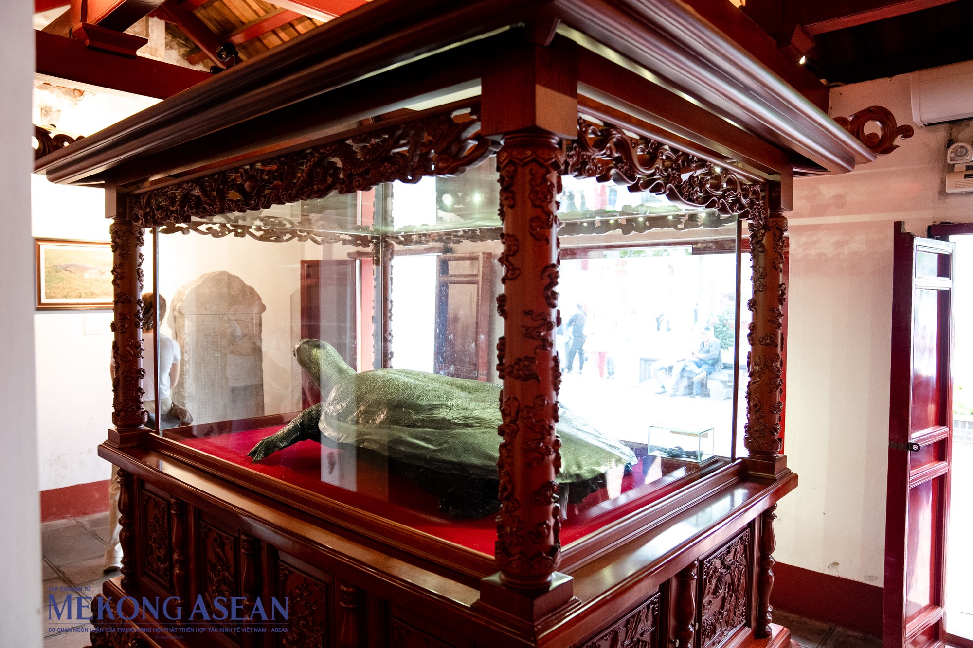 Ti&ecirc;u bản thứ nhất được đặt b&ecirc;n gian phải của đền Ngọc Sơn vốn l&agrave; ti&ecirc;u bản c&oacute; từ l&acirc;u, c&oacute; chiều d&agrave;i 1,2 m, nặng 52 kg.