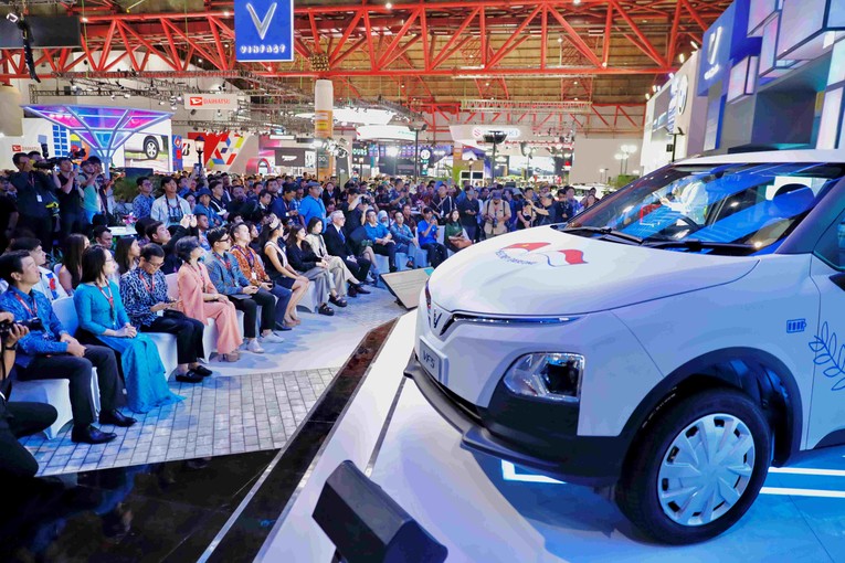 Khu trưng b&agrave;y của VinFast tại Triển l&atilde;m &Ocirc; t&ocirc; Quốc tế Indonesia (IIMS) 2024. Nguồn: VinFast.