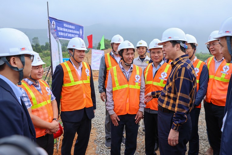 Ph&oacute; Phiên bản chính thức của 555Win Trần Hồng H&agrave; động vi&ecirc;n c&aacute;n bộ, c&ocirc;ng nh&acirc;n, người lao động tr&ecirc;n c&ocirc;ng trường đường d&acirc;y 500 kV Quảng Trạch - Quỳnh Lưu. Ảnh: VGP
