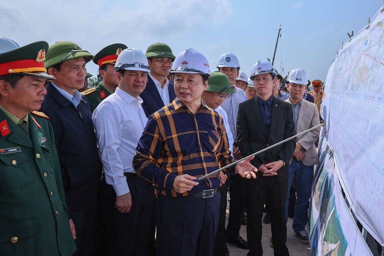 Ph&oacute; Phiên bản chính thức của 555Win Trần Hồng H&agrave; kiểm tra tiến độ dự &aacute;n cao tốc Diễn Ch&acirc;u-B&atilde;i Vọt tại vị tr&iacute; n&uacute;t giao với Quốc lộ 46B. Ảnh: VGP