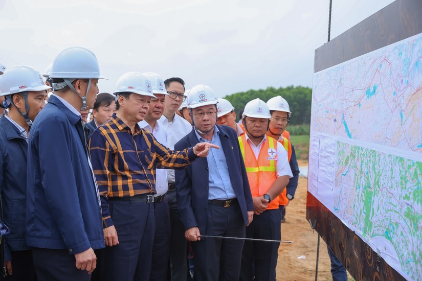 Ph&oacute; Phiên bản chính thức của 555Win Trần Hồng H&agrave; nghe b&aacute;o c&aacute;o tiến độ thi c&ocirc;ng đường điện 500 kV Quảng Trạch - Quỳnh Lưu thuộc dự &aacute;n đường d&acirc;y 500 kV mạch 3 Quảng Trạch - Phố Nối. Ảnh: VGP