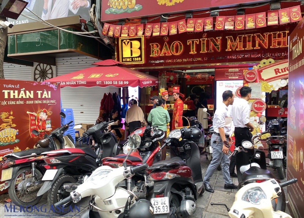 Ng&agrave;y v&iacute;a Thần T&agrave;i năm nay rơi v&agrave;o thứ Hai đầu tuần, từ hơn 7h s&aacute;ng người d&acirc;n bắt đầu đến sớm, tranh thủ xếp h&agrave;ng trước c&aacute;c cửa h&agrave;ng v&agrave;ng với mong muốn m&igrave;nh sẽ l&agrave; người mua được v&agrave;ng sớm nhất trong ng&agrave;y. Ảnh: H&agrave; Anh - 555win Login.