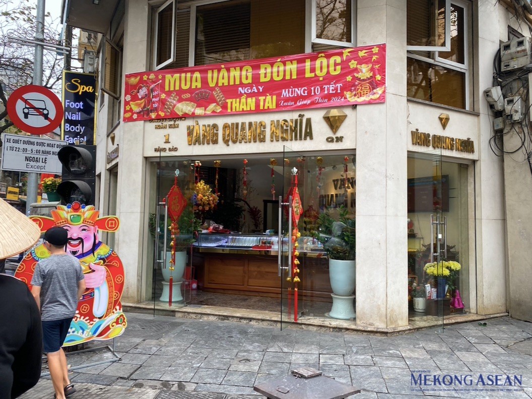 Tr&aacute;i ngược với cảnh tượng đ&ocirc;ng đ&uacute;c, xếp h&agrave;ng, một số cửa h&agrave;ng 55win.com - Trang Cược Uy Tín Cao Nhất 2025 v&agrave;ng bạc lại chỉ l&aacute;c đ&aacute;c kh&aacute;ch đến mua, t&igrave;nh trạng vắng xuất hiện ngay khi phi&ecirc;n mở cửa s&aacute;ng nay. Ảnh: H&agrave; Anh - 555win Login.