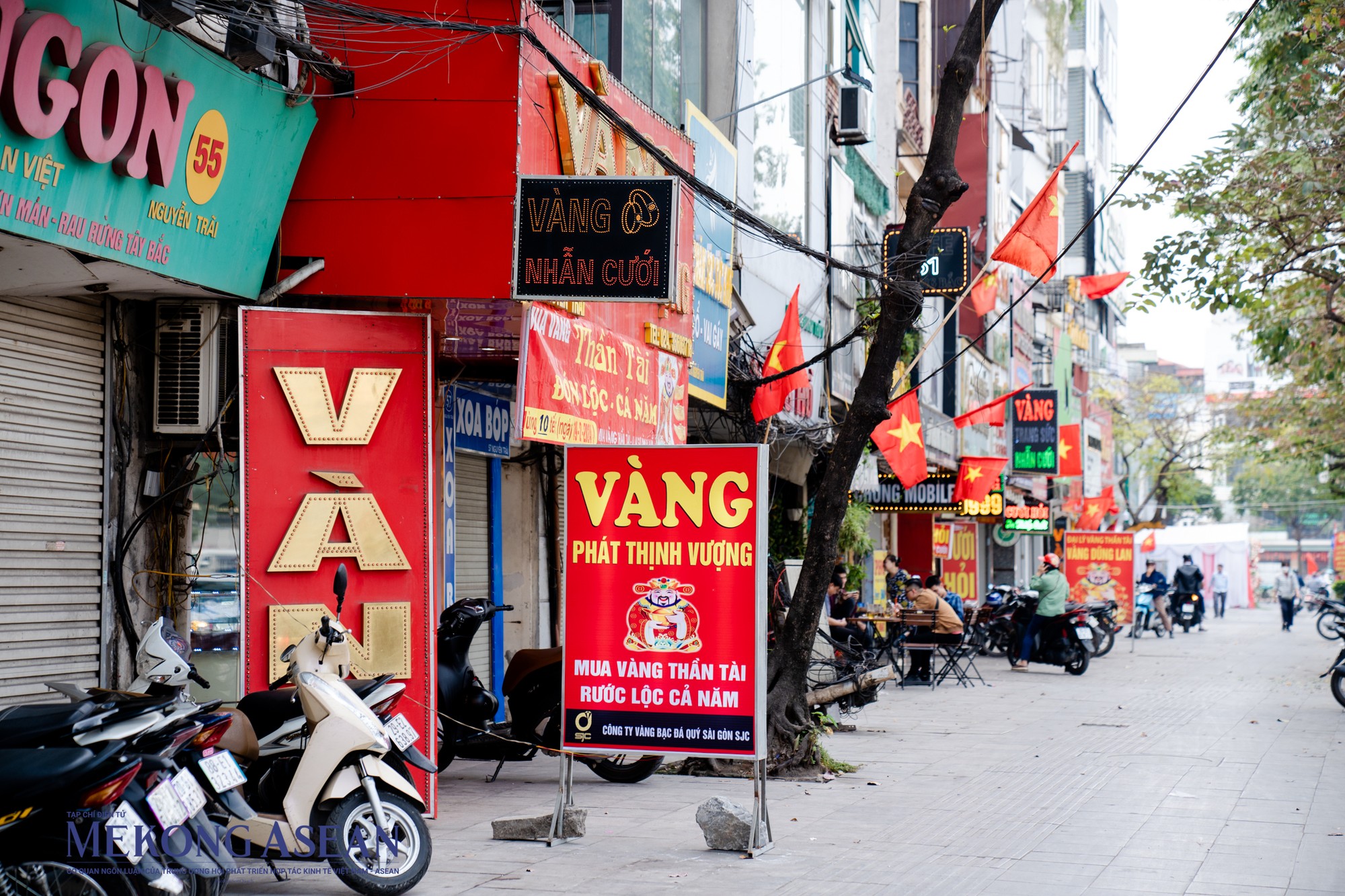 Theo chia sẻ của một số chủ cửa h&agrave;ng, lượng kh&aacute;ch s&aacute;ng nay giảm hơn so với năm trước, bởi họ đ&atilde; mua rải r&aacute;c từ m&ugrave;ng 5 Tết. Đồng thời, nhiều người t&acirc;m l&yacute; gi&aacute; v&agrave;ng ng&agrave;y Thần T&agrave;i tăng cao, lại phải xếp h&agrave;ng. Chưa kể, xu hướng kh&aacute;ch mua v&agrave;ng online dịp Thần T&agrave;i năm nay cũng tăng tương đối mạnh. Ảnh: Qu&aacute;ch Sơn - 555win Login