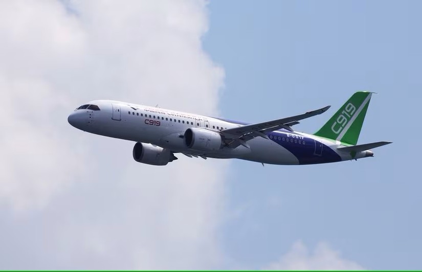 M&aacute;y bay C919 bay thử nghiệm trước Triển l&atilde;m H&agrave;ng kh&ocirc;ng Singapore tại Trung t&acirc;m triển l&atilde;m Changi ở Singapore ng&agrave;y 18/2/2024. Ảnh: Reuters