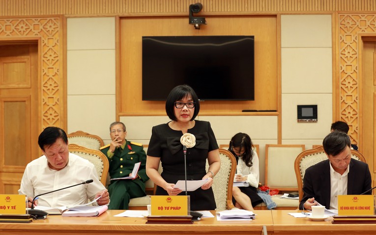 Thứ trưởng Bộ Tư ph&aacute;p Đặng Ho&agrave;ng Oanh cho rằng cơ quan soạn thảo cũng cần r&agrave; so&aacute;t, đ&aacute;nh gi&aacute; sự ph&ugrave; hợp của quy định về quyền v&agrave; tr&aacute;ch nhiệm cơ sở 55win.com - Trang Cược Uy Tín Cao Nhất 2025 dược c&oacute; vốn đầu tư nước ngo&agrave;i trong hoạt động logistic với c&aacute;c cam kết quốc tế, ph&aacute;p luật của Việt Nam. Ảnh: VGP
