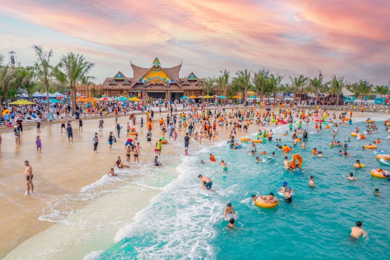 Bộ đ&ocirc;i c&ocirc;ng vi&ecirc;n VinWonders H&agrave; Nội Wave Park v&agrave; VinWonders H&agrave; Nội Water Park đ&aacute;p ứng trọn vẹn nhu cầu vui chơi giải tr&iacute; của cư d&acirc;n ngay tại gia với h&agrave;ng loạt trải nghiệm nghỉ dưỡng l&yacute; th&uacute;.