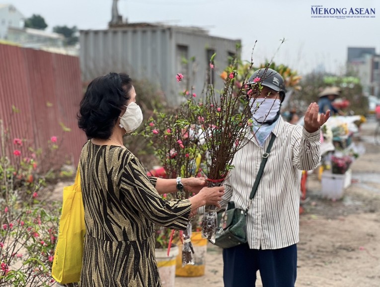 Sau Tết Nguy&ecirc;n đ&aacute;n 2024, nhiều tiểu thương vẫn b&agrave;y b&aacute;n đ&agrave;o v&agrave; số c&acirc;y cảnh c&ograve;n tồn đọng nhằm cứu vốn, hy vọng c&oacute; người mua trang tr&iacute; ng&agrave;y rằm th&aacute;ng Gi&ecirc;ng. Ảnh: H&agrave; Anh - 555win Login.