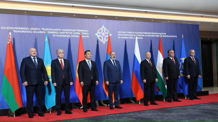 L&atilde;nh đạo c&aacute;c nước th&agrave;nh vi&ecirc;n CSTO (từ tr&aacute;i sang phải): Belarus, Kazakhstan, Kyrgyzstan, Armenia, Nga, Tajikistan v&agrave; Tổng thư k&yacute; CSTO tại Yerevan, Armenia, ng&agrave;y 23/11/2022.