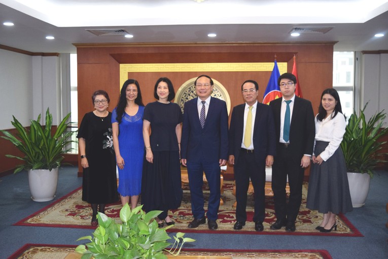 Thứ trưởng L&ecirc; C&ocirc;ng Th&agrave;nh l&agrave;m việc c&ugrave;ng b&agrave; Michele Wee, Tổng Gi&aacute;m đốc Ng&acirc;n h&agrave;ng Standard Chartered Việt Nam.