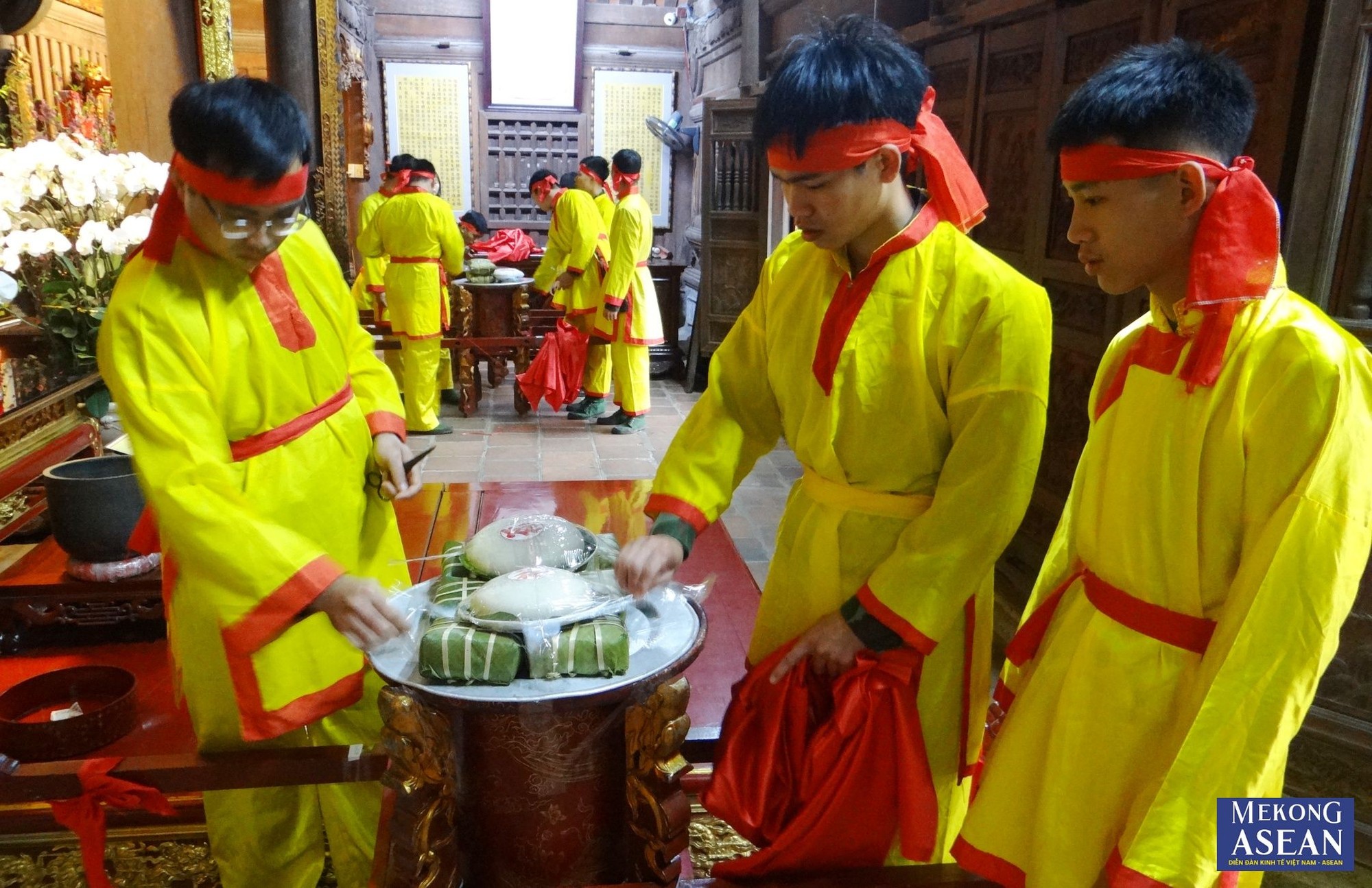Vật phẩm l&agrave; những chiếc b&aacute;nh chưng chay, b&aacute;nh giầy ngon nhất, đẹp nhất được chọn ra từ Hội thi b&aacute;nh chưng, b&aacute;nh giầy tỉnh Hải Dương năm 2024.