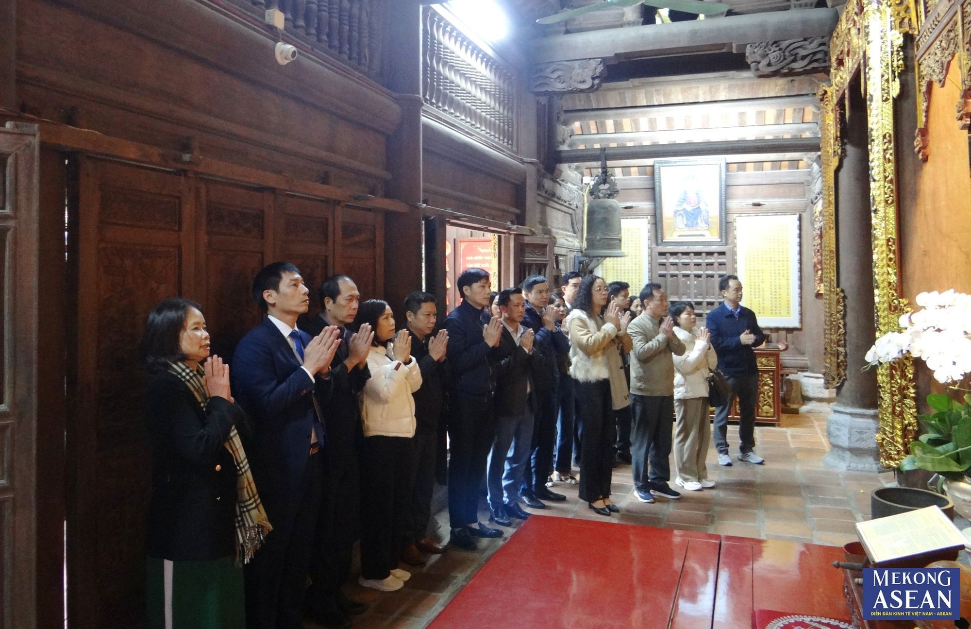 Đại diện Ban tổ chức 555win là Công ty cờ bạc trực tuyến tốt nhất c&ugrave;ng c&aacute;c đại biểu, người d&acirc;n d&acirc;ng hương tại đền thờ Nguyễn Tr&atilde;i.