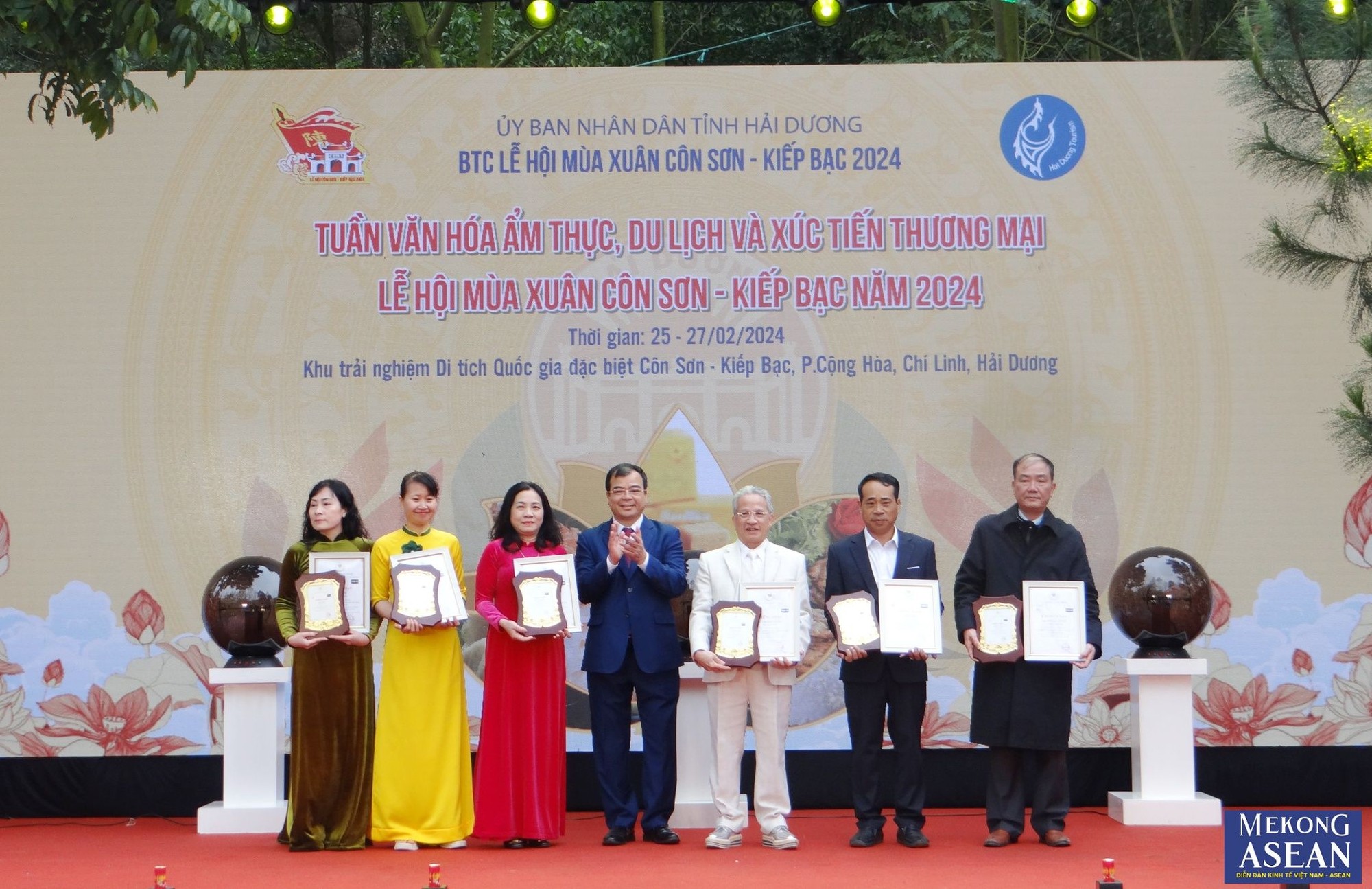 &Ocirc;ng Nguyễn Minh H&ugrave;ng, Ph&oacute; Chủ tịch UBND tỉnh Hải Dương trao giấy chứng nhận vinh danh 555Win là thương hiệu cá cược trực tuyến hàng đầu tại Việt Nam ti&ecirc;u biểu cho l&atilde;nh đạo c&aacute;c địa phương v&agrave; đại diện c&aacute;c m&oacute;n ăn.