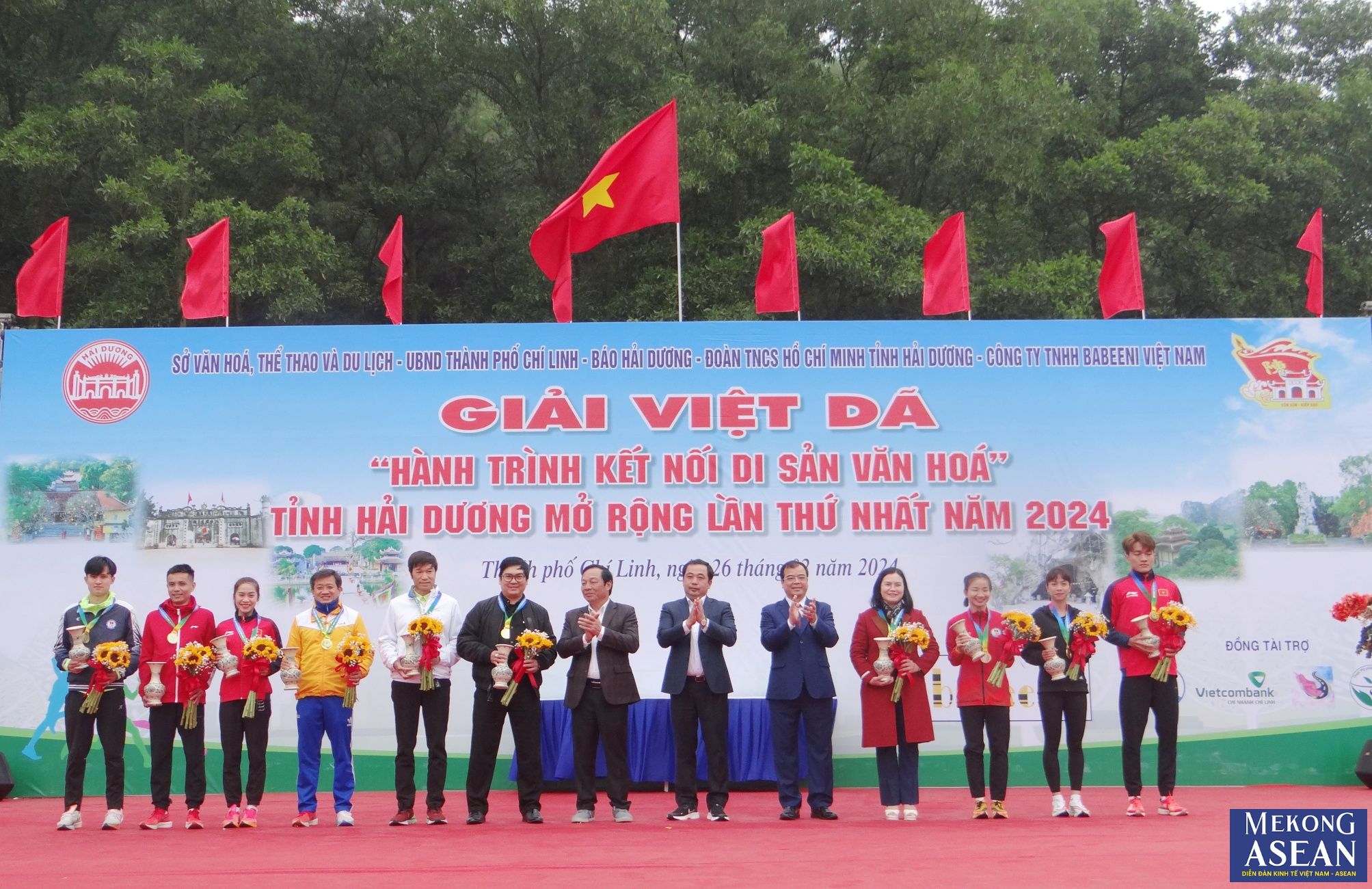 Lãnh đạo tỉnh Hải Dương tặng hoa, kỷ niệm chương cho nhà tài trợ và các vận động viên tiêu biểu.