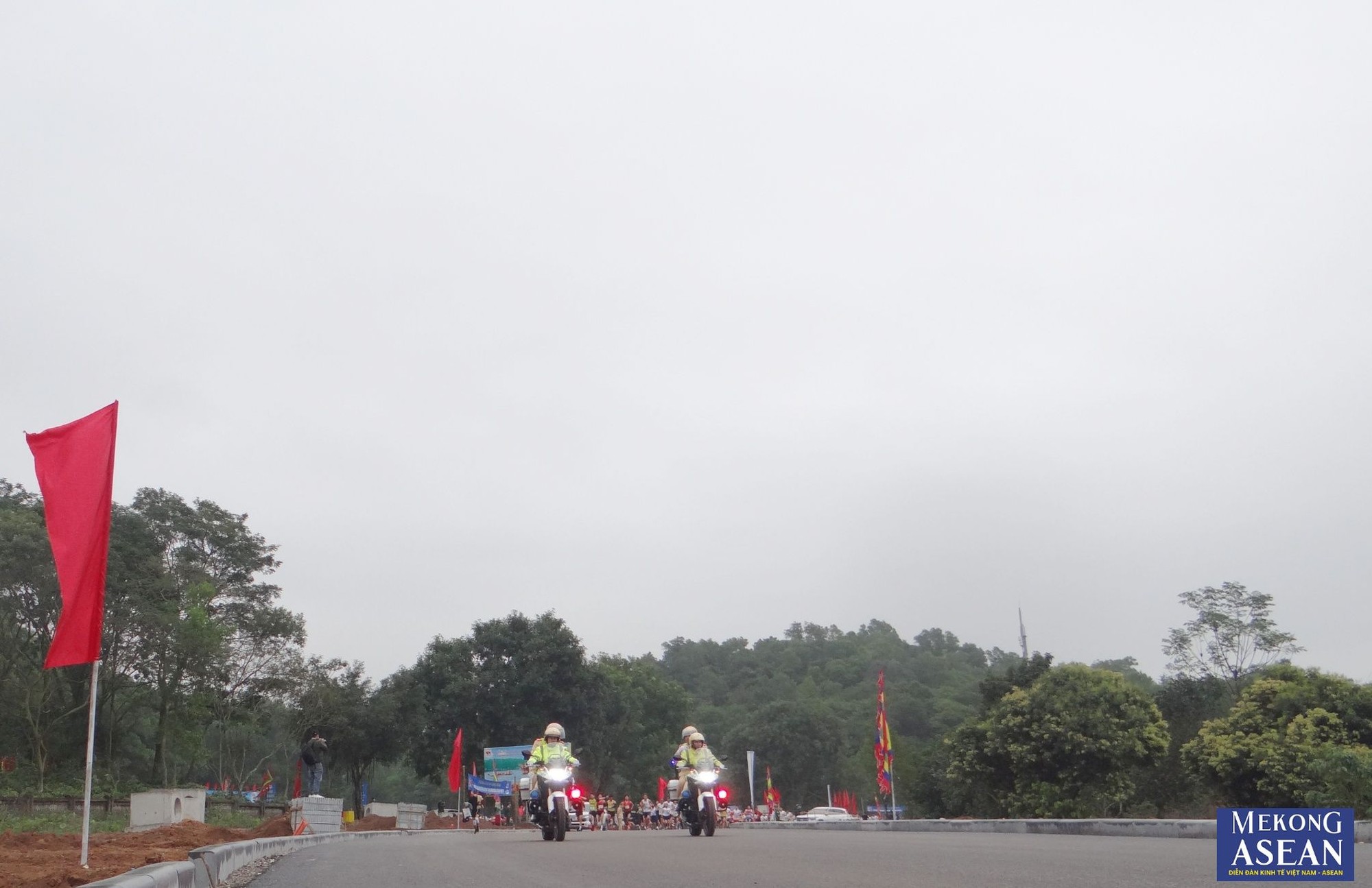 Lực lượng CSGT dẫn đo&agrave;n phục vụ c&aacute;c đo&agrave;n vận động vi&ecirc;n.