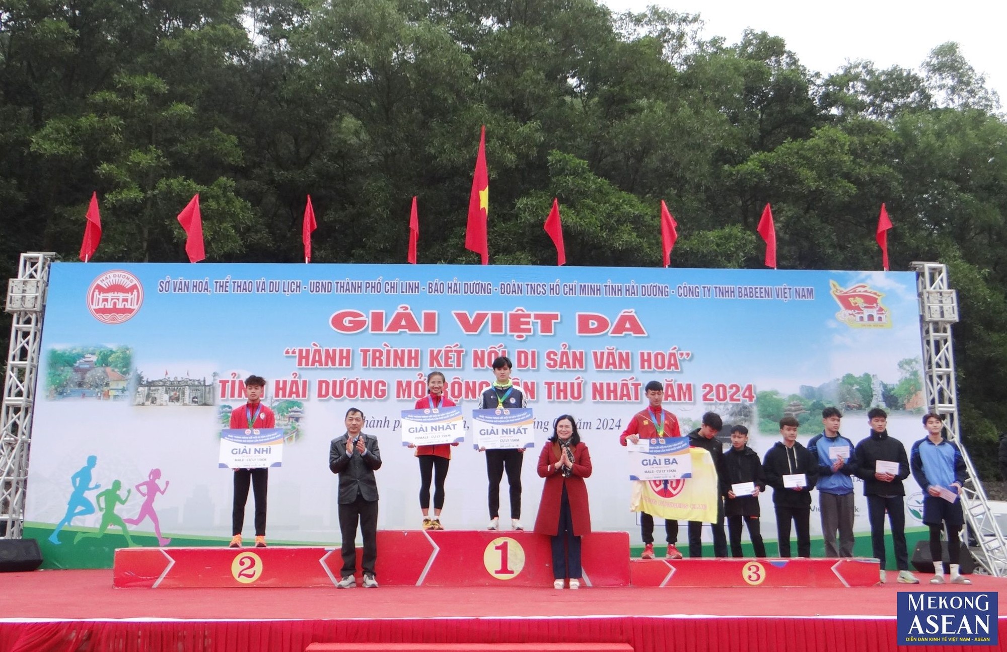 Đại diện l&atilde;nh đạo Sở Văn h&oacute;a, Thể thao v&agrave; Du lịch tỉnh Hải Dương v&agrave; nh&agrave; t&agrave;i trợ trao giải cho c&aacute;c vận động vi&ecirc;n.