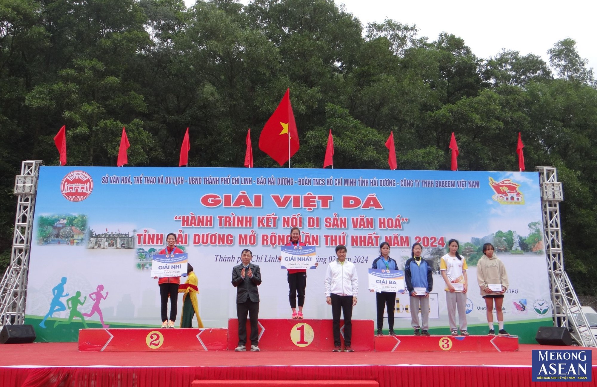 Nh&agrave; t&agrave;i trợ trao giải cho c&aacute;c vận động vi&ecirc;n.