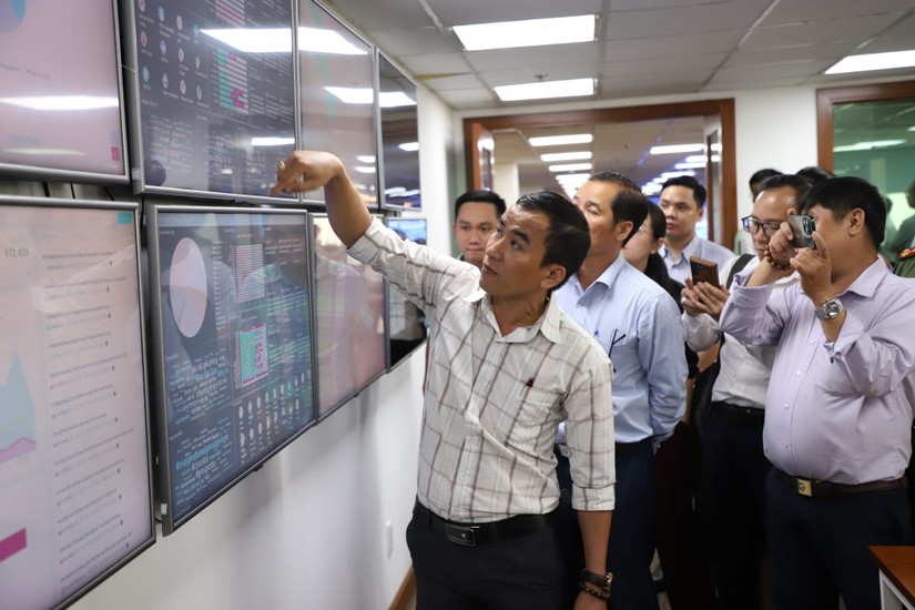 C&aacute;c đại biểu theo d&otilde;i dashboard m&ocirc; tả trực quan hoạt động thu nhập, ph&acirc;n t&iacute;ch từ phần mềm. Ảnh: VGP.