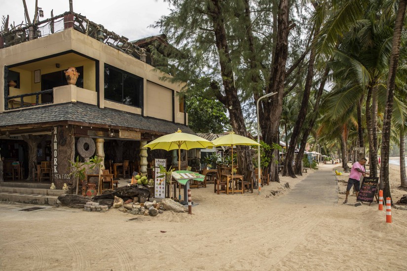 Một nh&agrave; h&agrave;ng vắng kh&aacute;ch tại b&atilde;i biển Kamala, Phuket v&agrave;o th&aacute;ng 7/2021. Ảnh: Bloomberg