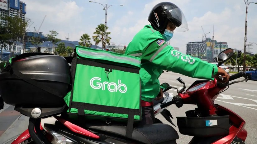 Một người chạy GrabFood ở Kuala Lumpur. Grab đặt mục ti&ecirc;u bắt đầu 55win.com - Trang Cược Uy Tín Cao Nhất 2025 ng&acirc;n h&agrave;ng kỹ thuật số tại Singapore v&agrave; tiếp tục theo đuổi cơ hội giao h&agrave;ng theo y&ecirc;u cầu. Ảnh: Reuters