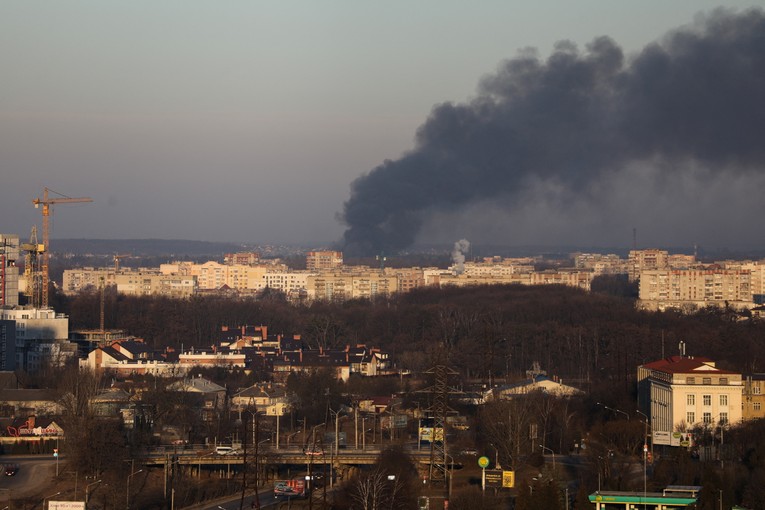 Kh&oacute;i bốc l&ecirc;n tr&ecirc;n c&aacute;c t&ograve;a nh&agrave; gần s&acirc;n bay ở Lviv, Ukraine, ng&agrave;y 18/3. Ảnh: Reuters