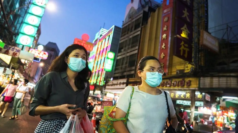 Người d&acirc;n mua sắm ở khu phố T&agrave;u ở Bangkok. Tiền điện tử kh&ocirc;ng c&ograve;n c&oacute; thể được sử dụng l&agrave;m thanh to&aacute;n cho h&agrave;ng h&oacute;a v&agrave; dịch vụ ở Th&aacute;i Lan. Ảnh: Reuters
