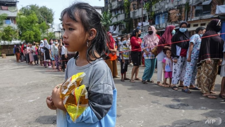 Người d&acirc;n Indonesia xếp h&agrave;ng mua dầu ăn tại Palembang, Indonesia. Ảnh: AFP