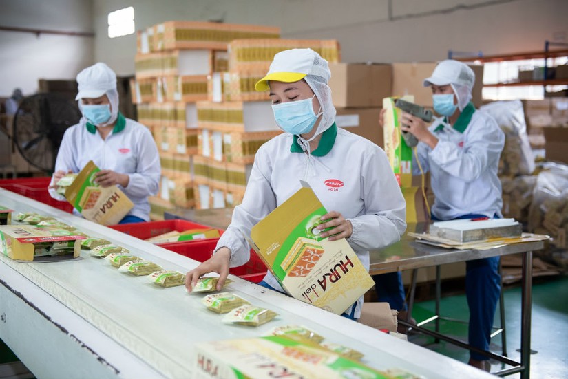 B&ecirc;n trong một nh&agrave; m&aacute;y chế biến của Bibica. Ảnh: Pan Group
