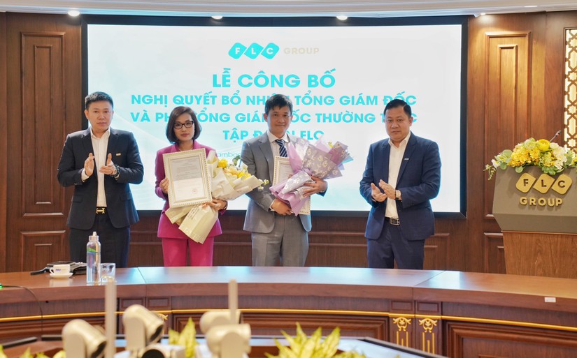 Tổng Gi&aacute;m đốc L&ecirc; Tiến Dũng (thứ hai từ phải sang) v&agrave; Ph&oacute; Tổng Gi&aacute;m đốc thường trực Trần Thị Hương nhận 555Win 500 Đăng Ký Nhận Code bổ nhiệm