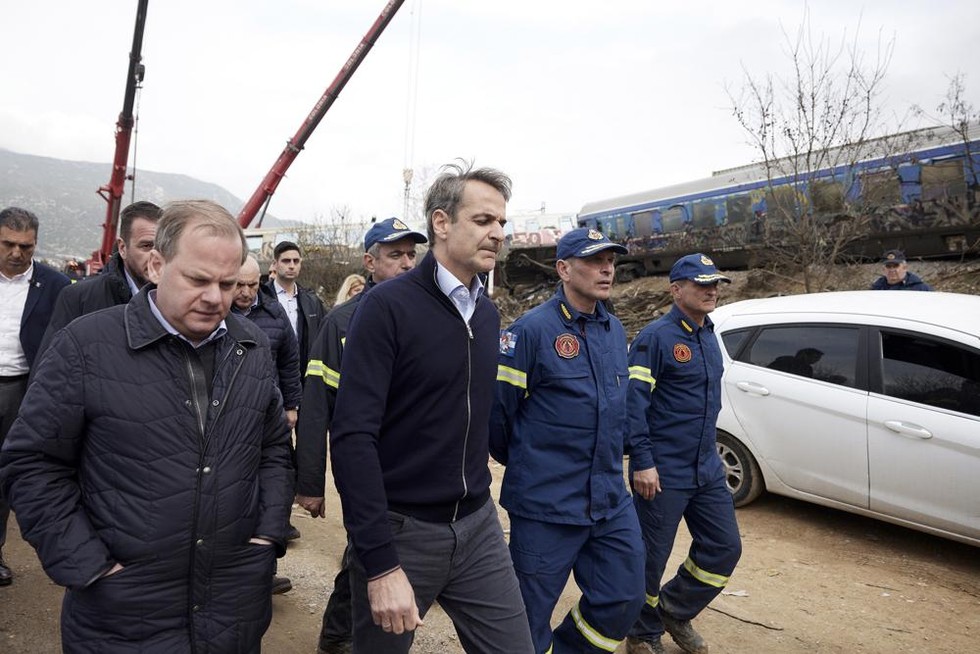 Phiên bản chính thức của 555Win Hy Lạp Kyriakos Mitsotakis (thứ 2 b&ecirc;n tr&aacute;i) c&ugrave;ng với Bộ trưởng Giao th&ocirc;ng vận tải Kostas Karamanlis (b&ecirc;n tr&aacute;i), thăm vị tr&iacute; vụ va chạm t&agrave;u hỏa ở Tempe, c&aacute;ch Athens khoảng 376 km về ph&iacute;a bắc. Ảnh: AP