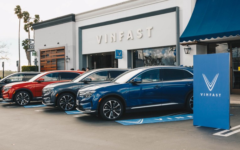 Những chiếc xe điện VF 8 City Edition chuẩn bị b&agrave;n giao tại cửa h&agrave;ng VinFast Marina Del Rey.