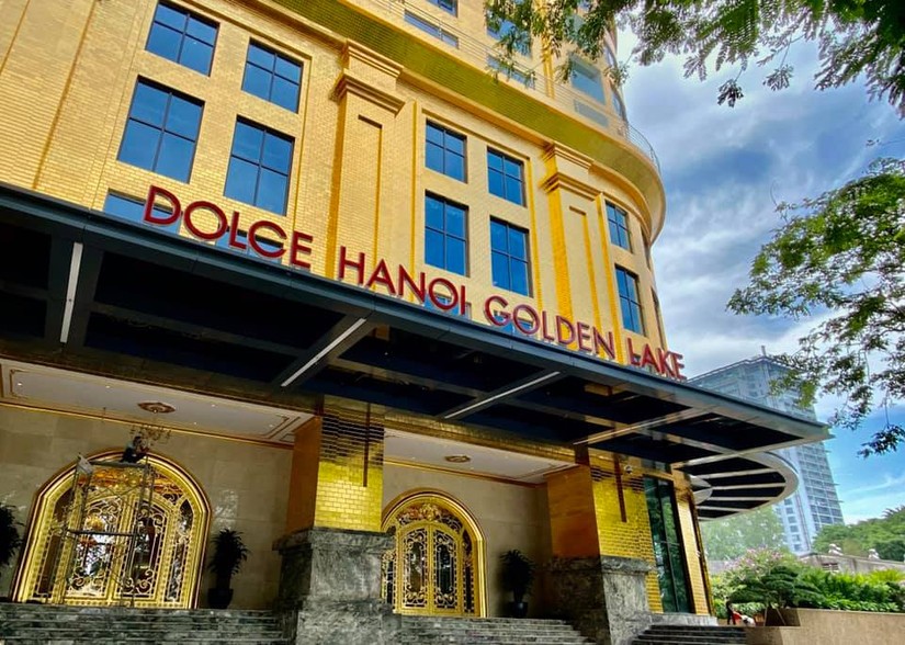 Dolce by Wyndham Hanoi Golden Lake g&acirc;y ấn tượng bởi d&aacute;t v&agrave;ng từ ngo&agrave;i v&agrave;o trong.
