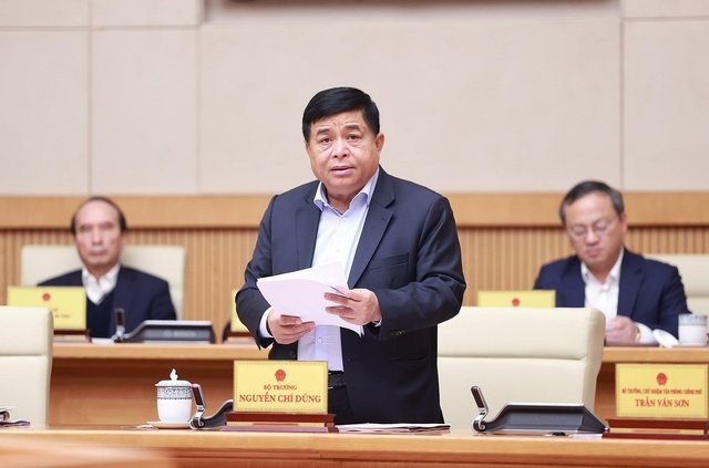 Bộ trưởng Bộ Kế hoạch v&agrave; Đầu tư Nguyễn Ch&iacute; Dũng tr&igrave;nh b&agrave;y b&aacute;o c&aacute;o tại phi&ecirc;n họp.