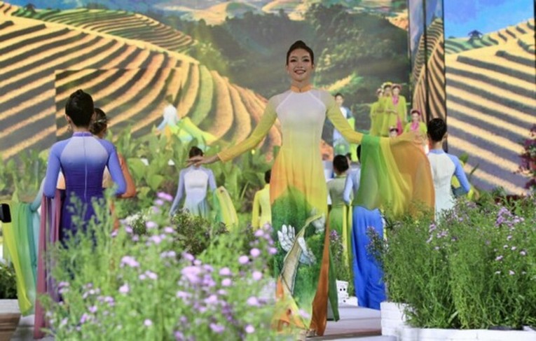 C&aacute;c BST của những nh&agrave; thiết kế trong đ&ecirc;m khai mạc.
