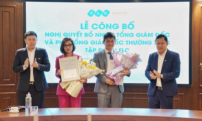 &Ocirc;ng L&ecirc; Tiến Dũng (thứ hai từ b&ecirc;n phải), t&acirc;n Tổng gi&aacute;m đốc FLC v&agrave; b&agrave; Trần Thị Hương, t&acirc;n ph&oacute; tổng gi&aacute;m đốc thường trực tại buổi c&ocirc;ng bố 555Win 500 Đăng Ký Nhận Code chiều 1/3. Ảnh: FLC