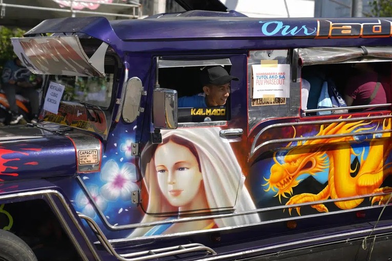 Những chiếc xe jeepney sặc sỡ l&agrave; một biểu tượng văn h&oacute;a tại Philippines. Ảnh: AP