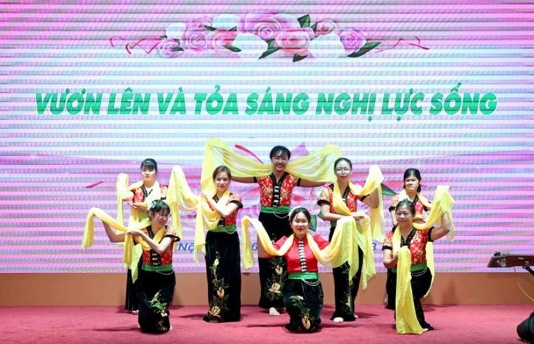 Chương tr&igrave;nh văn nghệ của chị em phụ nữ thuộc c&aacute;c 8 nh&oacute;m yếu thế được Bộ KH&amp;amp;amp;amp;ĐT bảo trợ. Ảnh: MPI.