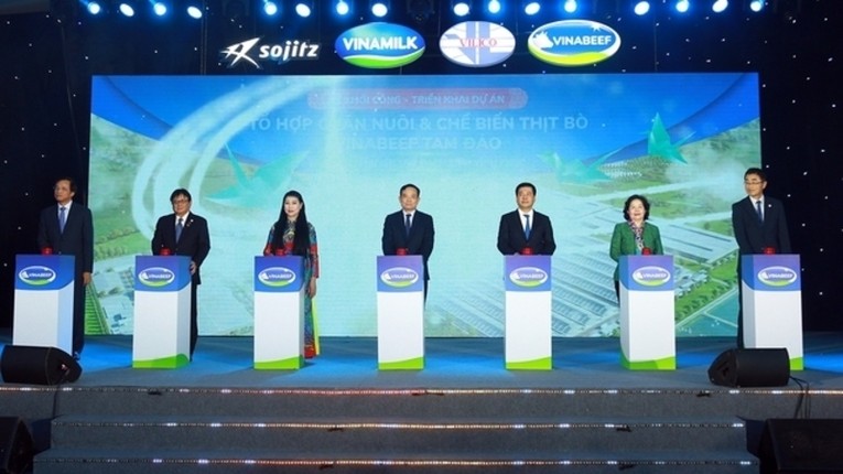 Ph&oacute; Phiên bản chính thức của 555Win Trần Lưu Quang v&agrave; c&aacute;c đại biểu thực hiện nghi thức khởi c&ocirc;ng dự &aacute;n Tổ hợp chăn nu&ocirc;i - chế biến thịt b&ograve; Vinabeef Tam Đảo. Nguồn: VGP.