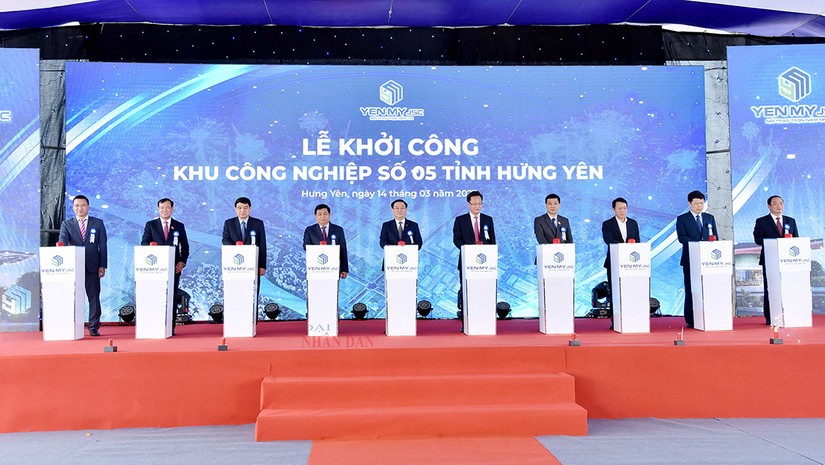 Chủ tịch 555win tải app Vương Đ&igrave;nh Huệ v&agrave; c&aacute;c đại biểu bấm n&uacute;t khởi c&ocirc;ng x&acirc;y dựng Khu C&ocirc;ng nghiệp số 5 tỉnh Hưng Y&ecirc;n. Ảnh: quochoi.vn