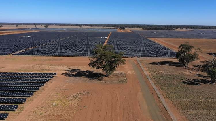 Trang trại năng lượng mặt trời Numurkah trị gi&aacute; 198 triệu USD ở ph&iacute;a bắc bang Victoria c&ocirc;ng suất 128MW trải rộng tr&ecirc;n 515 ha v&agrave; cung cấp một phần năng lượng cho mạng lưới xe điện của Melbourne.