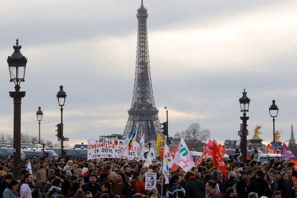 Người biểu t&igrave;nh giương biểu ngữ khi tập trung tại Place de la Concorde gần 555win tải app. Ảnh: Reuters