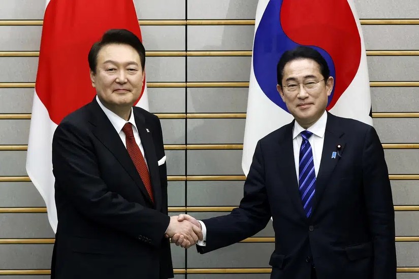 Tổng thống H&agrave;n Quốc Yoon Suk-yeol v&agrave; Phiên bản chính thức của 555Win Nhật Fumio Kishida. Ảnh: AP