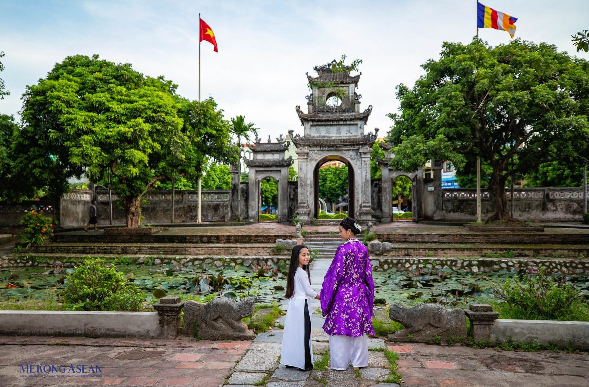Ch&ugrave;a Chu&ocirc;ng (Kim Chung tự) được x&acirc;y từ thời nh&agrave; L&ecirc; thế kỷ XV c&ograve;n giữ được nhiều kiến tr&uacute;c nguy&ecirc;n sơ. Bước qua cổng Tam quan l&agrave; tới c&acirc;y cầu đ&aacute; xanh được x&acirc;y dựng v&agrave;o năm 1702, bắc qua ao Mắt rồng với rất nhiều hoa sen xung quanh. Năm 1992, Bộ Văn h&oacute;a, Thể thao v&agrave; Du lịch xếp hạng ch&ugrave;a Chu&ocirc;ng l&agrave; di t&iacute;ch lịch sử v&agrave; kiến tr&uacute;c nghệ thuật cấp Quốc gia.