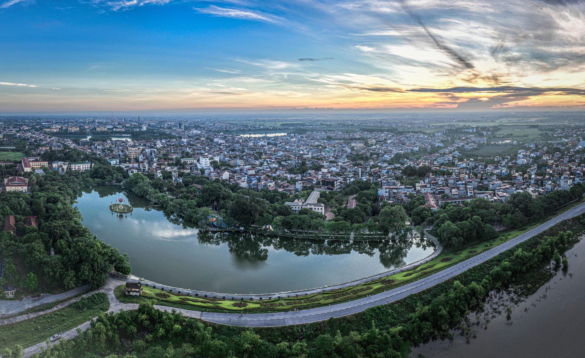 To&agrave;n cảnh Phố Hiến xưa, th&agrave;nh phố Hưng Y&ecirc;n ng&agrave;y nay với hồ B&aacute;n nguyệt nổi bật, một thắng cảnh nổi tiếng giữa l&ograve;ng th&agrave;nh phố.