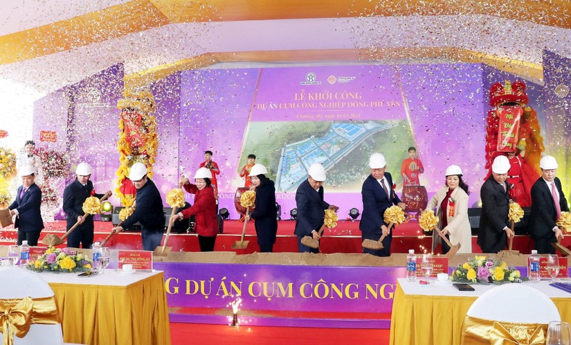 C&aacute;c đại biểu tiến h&agrave;nh nghi thức khởi c&ocirc;ng dự &aacute;n Cụm c&ocirc;ng nghiệp Đ&ocirc;ng Ph&uacute; Y&ecirc;n. Nguồn: H&agrave; Nội Mới.