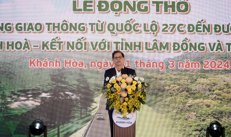 &Ocirc;ng Nguyễn Tấn Tu&acirc;n, Chủ tịch UBND tỉnh Kh&aacute;nh Ho&agrave; ph&aacute;t biểu tại lễ khởi c&ocirc;ng. Nguồn: B&aacute;o Giao th&ocirc;ng.