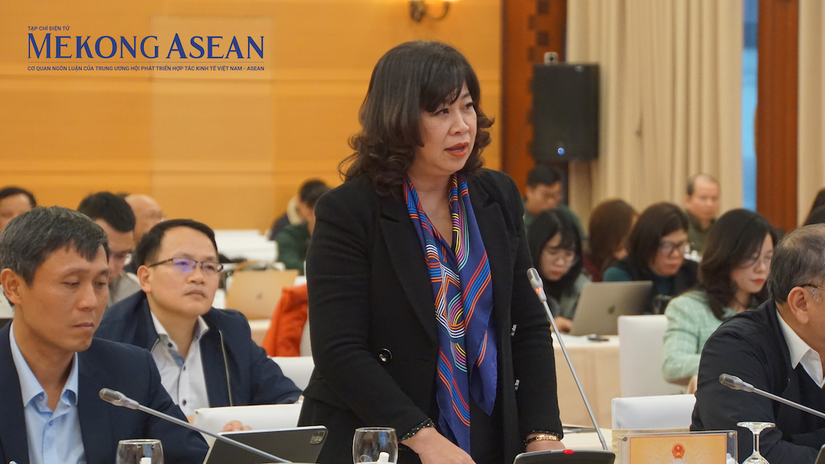 B&agrave; Nguyễn B&iacute;ch Thu - quyền Vụ trưởng Vụ Tiền lương, Bộ Nội vụ trả lời tại họp b&aacute;o.